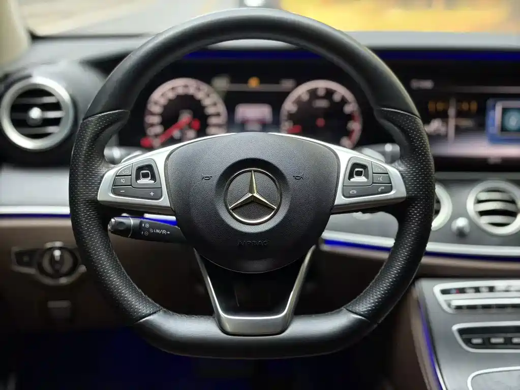 Mercedes-Benz E-Class — миниатюра 7