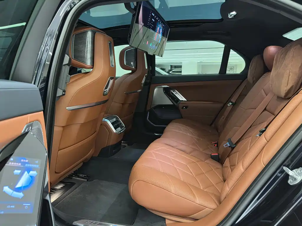 BMW i7 — миниатюра 8