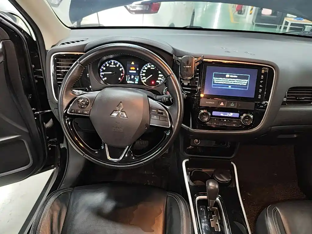Mitsubishi Outlander — миниатюра 11
