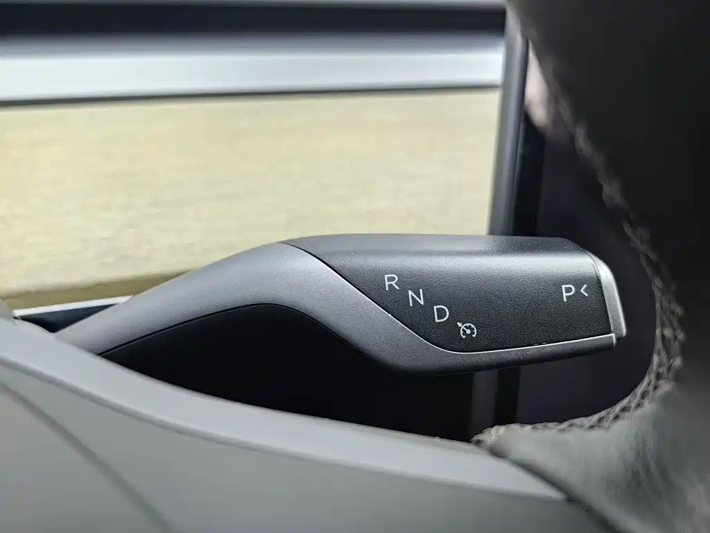 Tesla Model Y — миниатюра 13