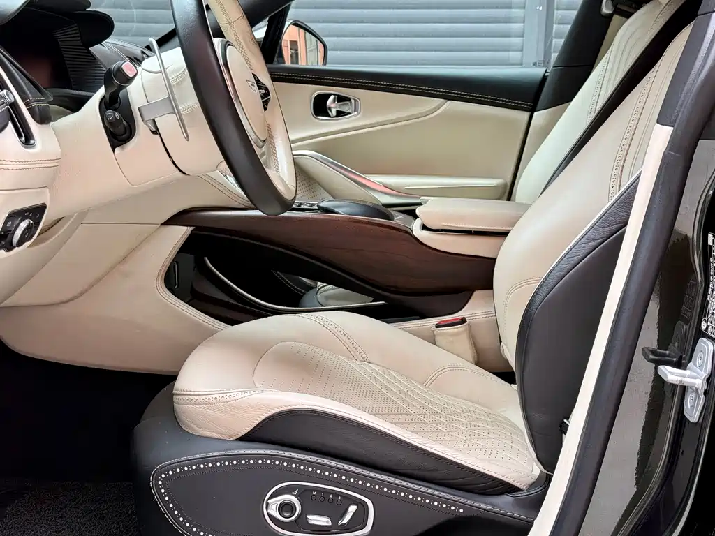 Aston Martin DBX — миниатюра 8
