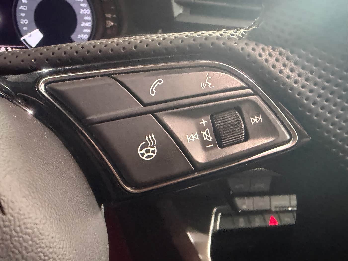 Audi A3 1.4 л 2023 г. красный/фиолетовый, пробег 26000 км