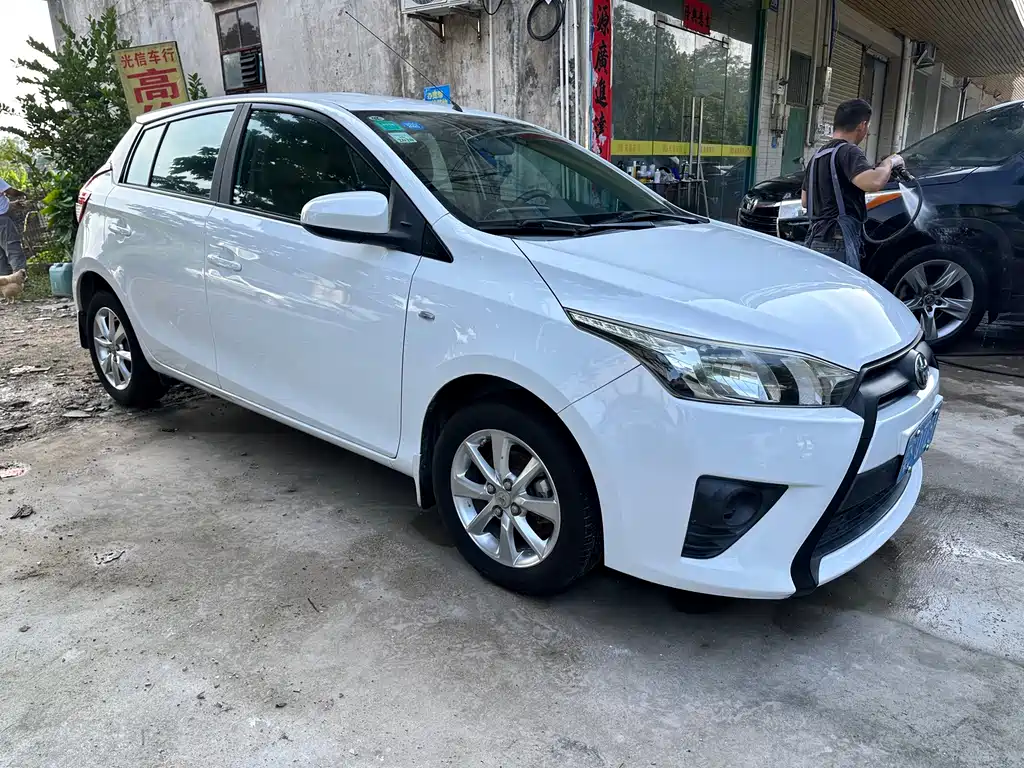 Toyota Yaris L — миниатюра 2