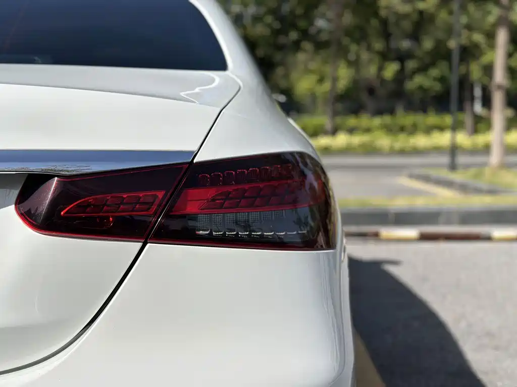 Mercedes-Benz E-Class — миниатюра 13
