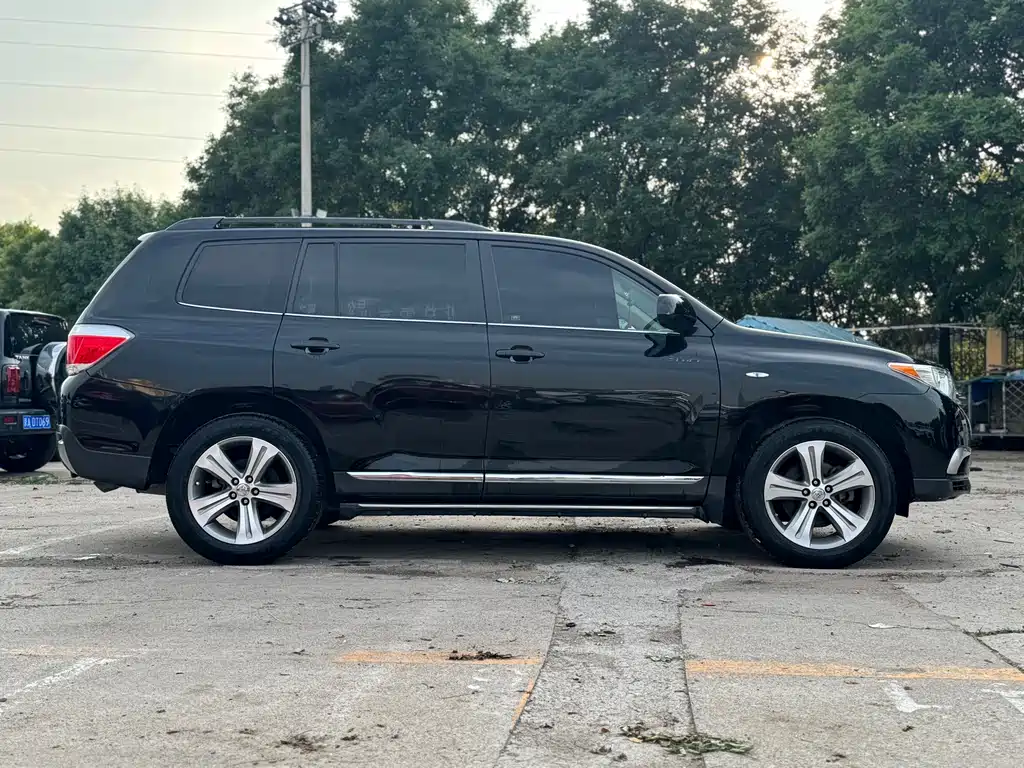 Toyota Highlander 2012 2.7L 7 мест Luxury