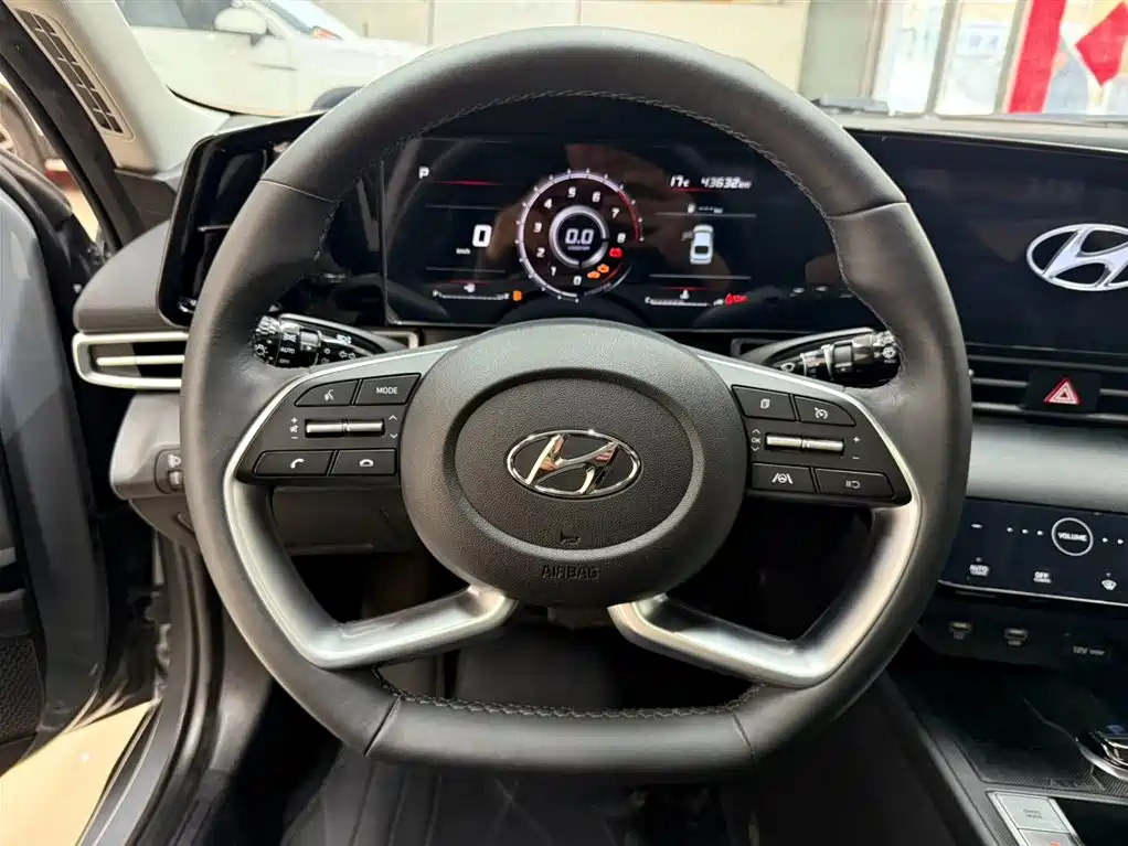 HYUNDAI ELANTRA