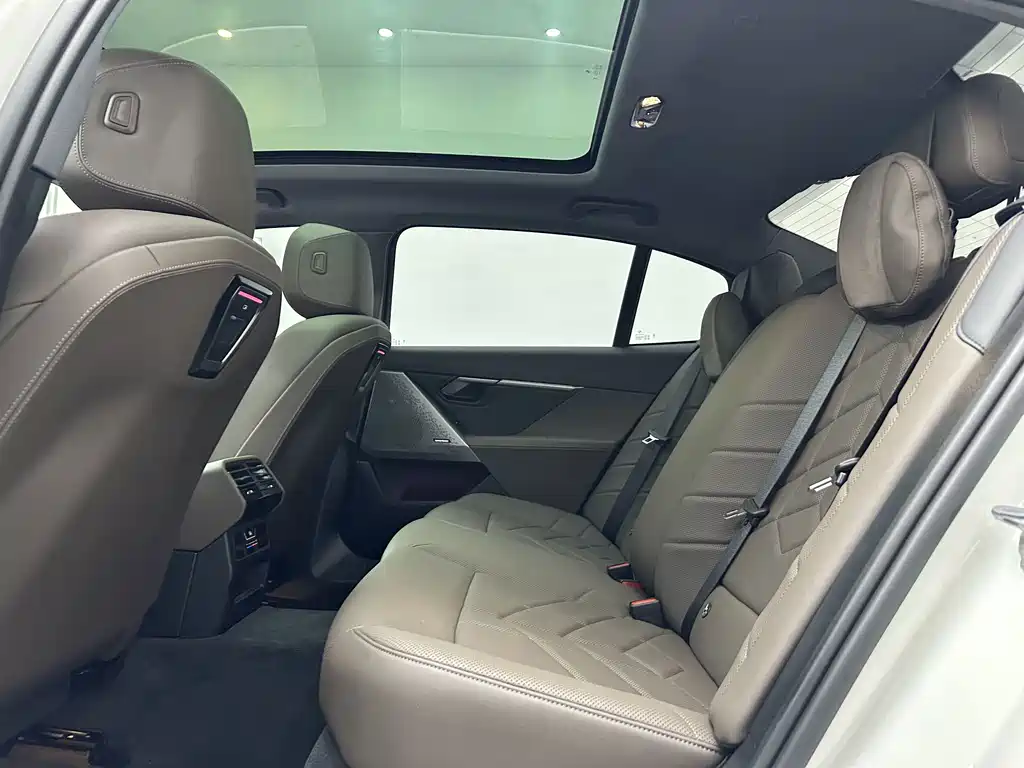 BMW 5 Series — миниатюра 11