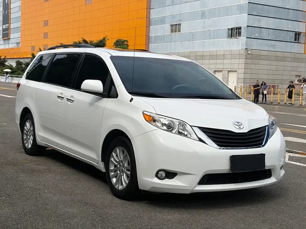 Toyota Sienna — миниатюра 2