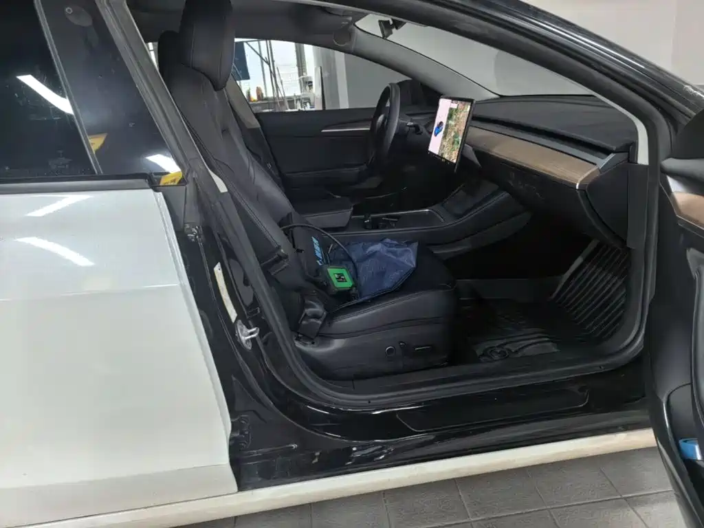 Tesla Model 3 — миниатюра 25