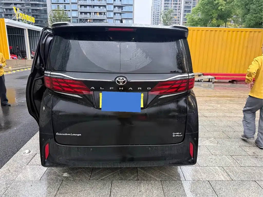 Toyota Alphard — миниатюра 12