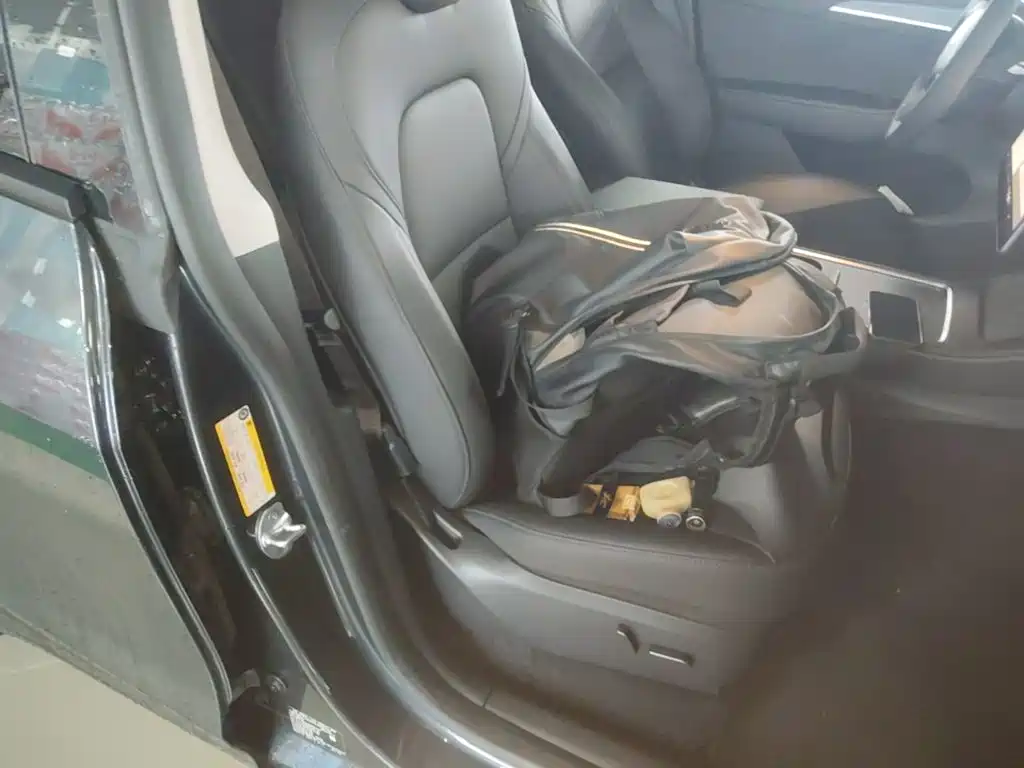 Tesla Model Y — миниатюра 25