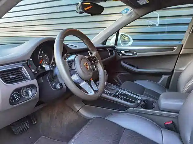 PORSCHE MACAN