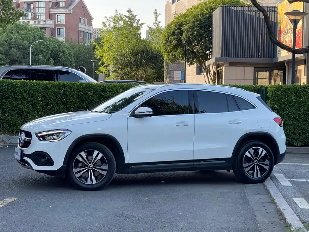 MERCEDES-BENZ GLA