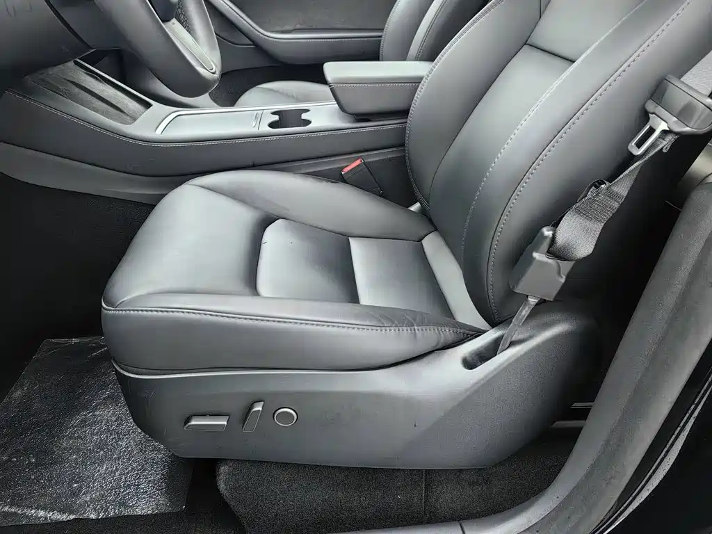 Tesla Model Y — миниатюра 20