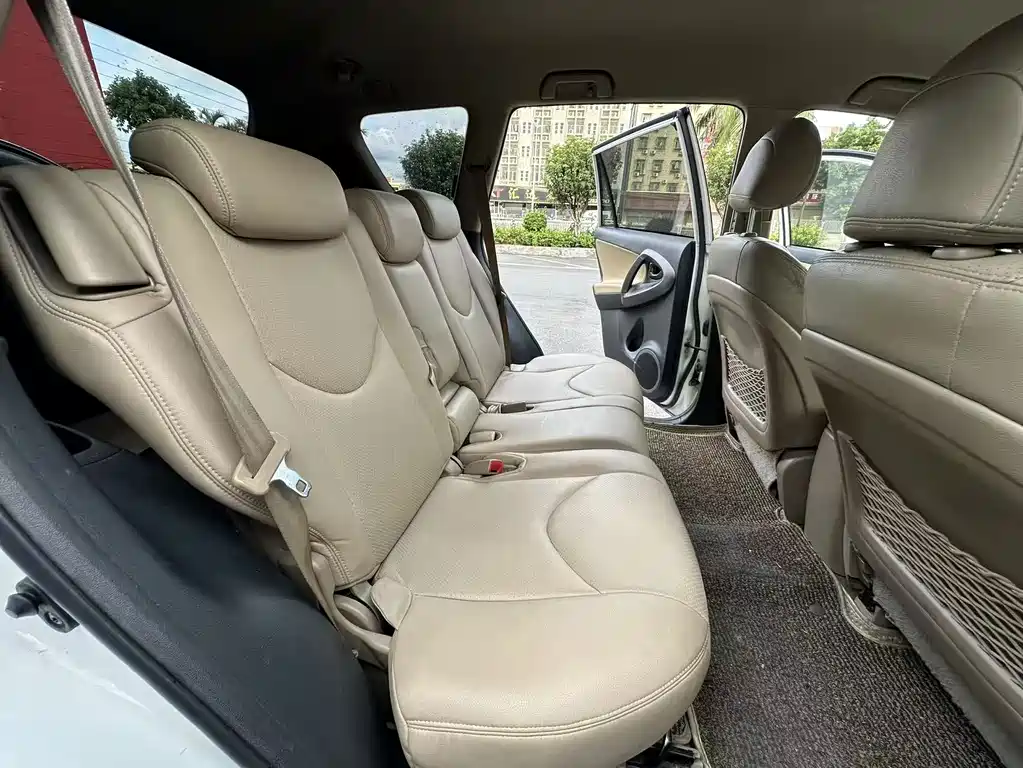 Toyota RAV4 — миниатюра 9