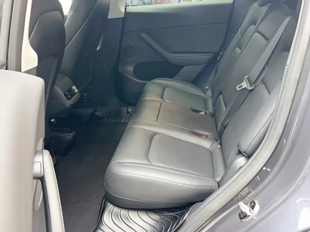 Tesla Model Y — миниатюра 18