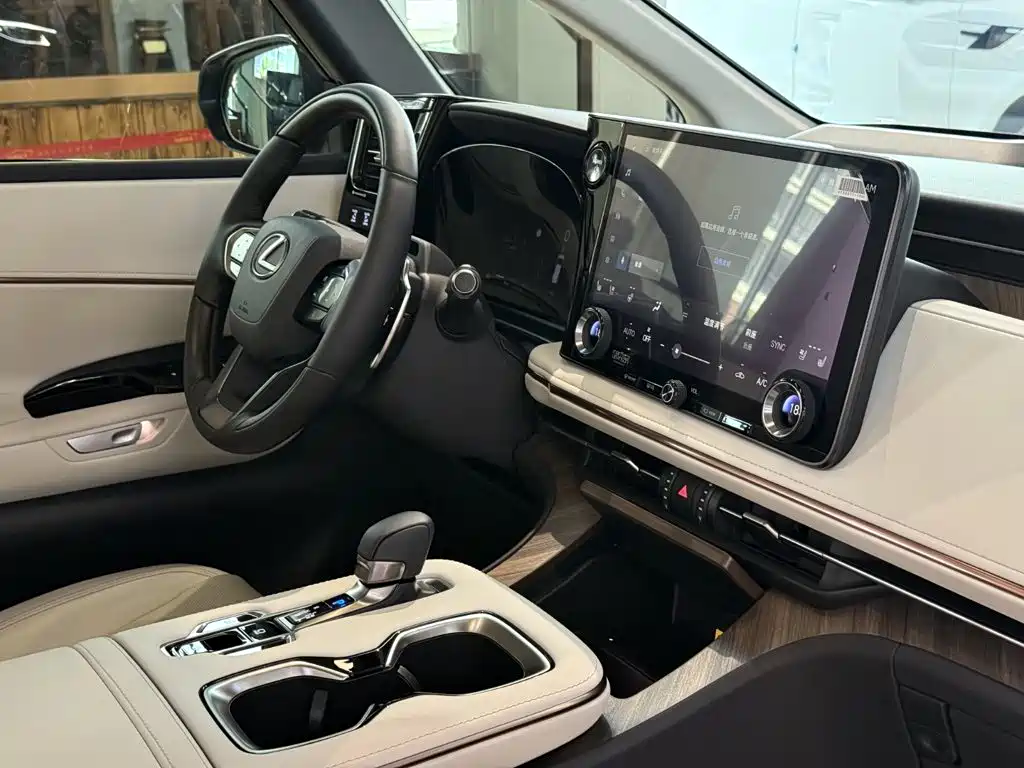 Lexus LM — миниатюра 23