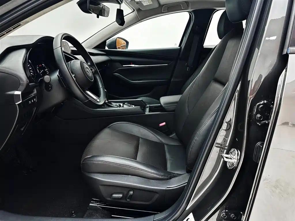 Mazda 3 Axela 2.0L Auto Quality Shine Edition, фото 19