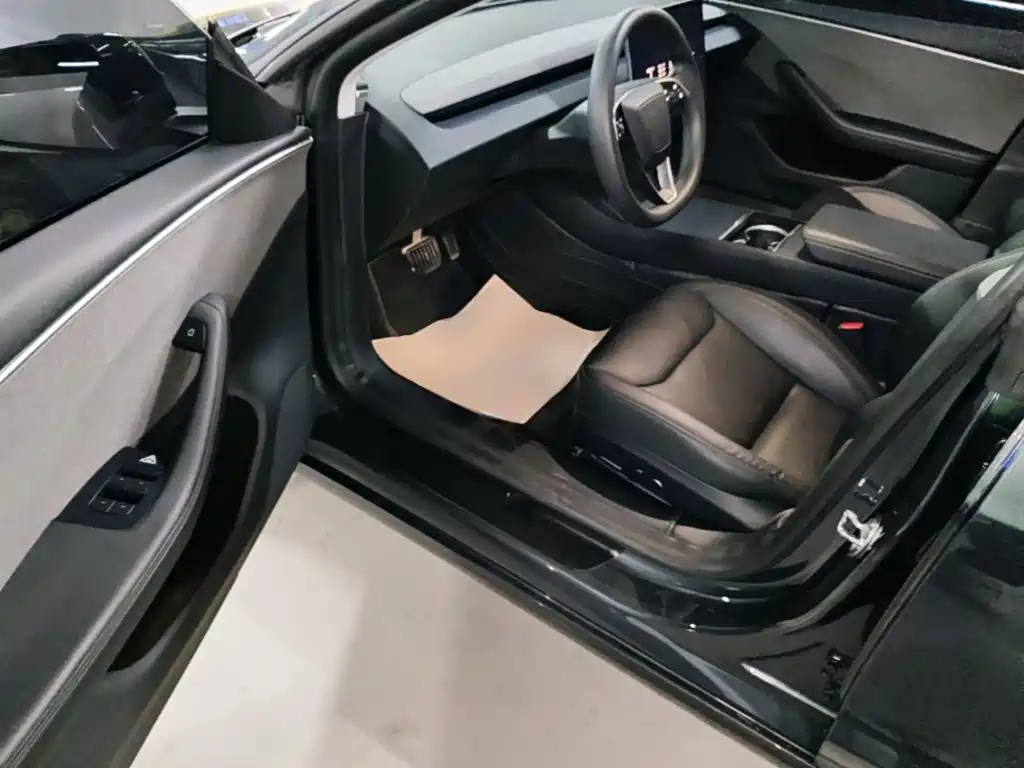 Tesla Model 3 — миниатюра 16