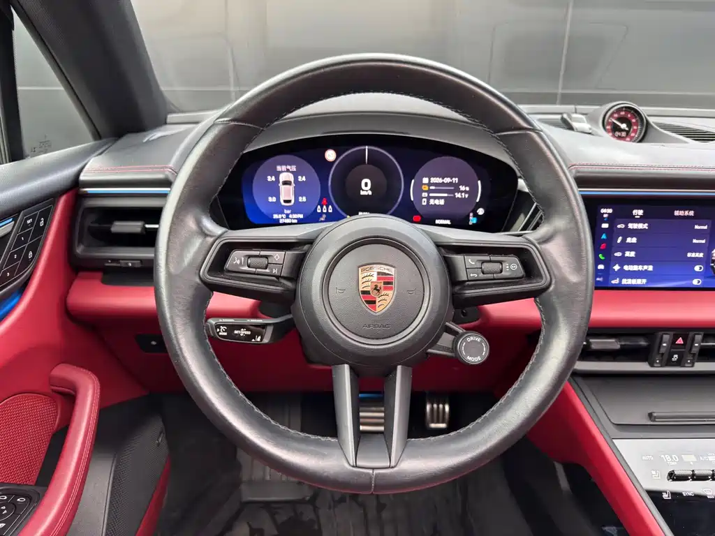 Porsche Macan EV — миниатюра 10
