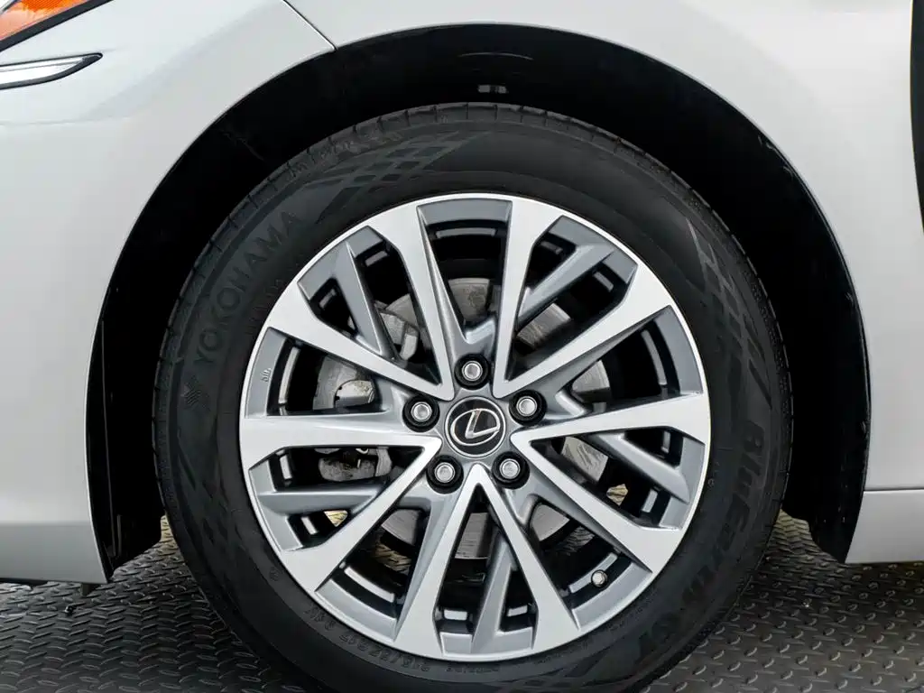 Lexus ES — миниатюра 10