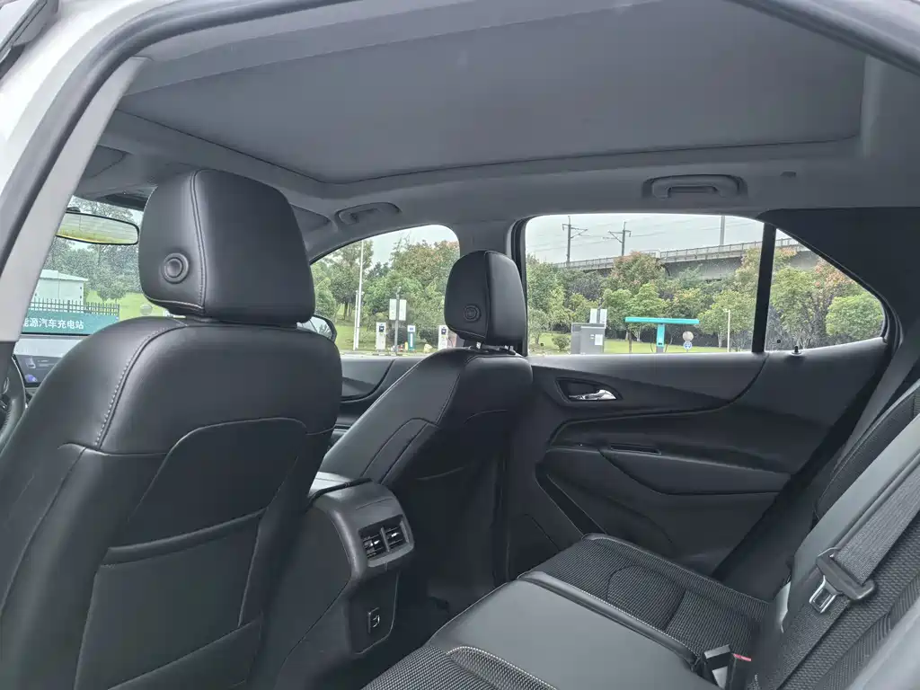 Chevrolet Equinox — миниатюра 10