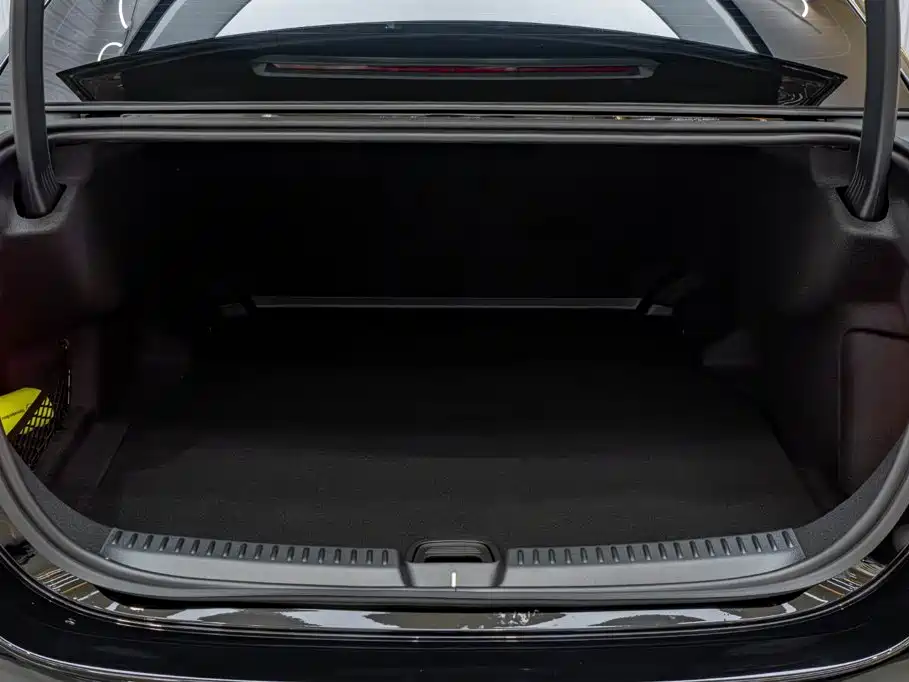 Mercedes-Benz E-Class — миниатюра 12