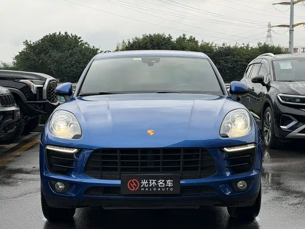 PORSCHE MACAN