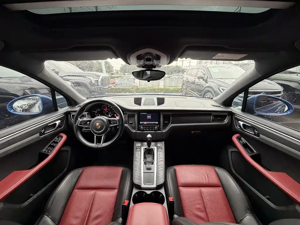 PORSCHE MACAN