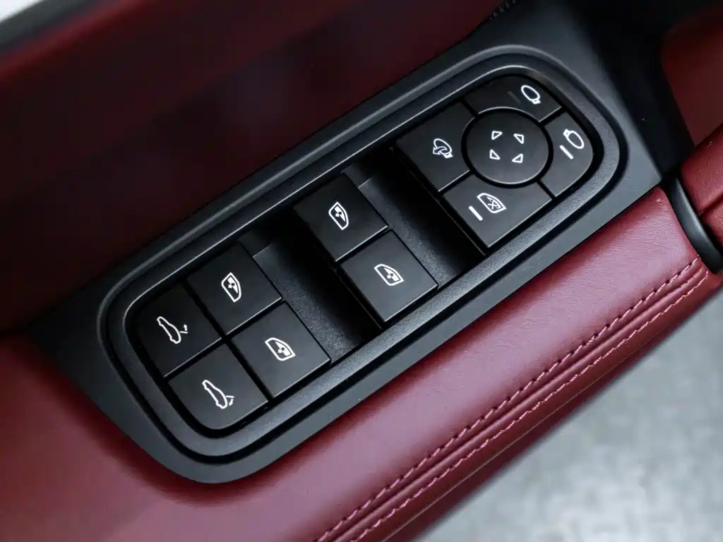 Porsche Cayenne — миниатюра 22