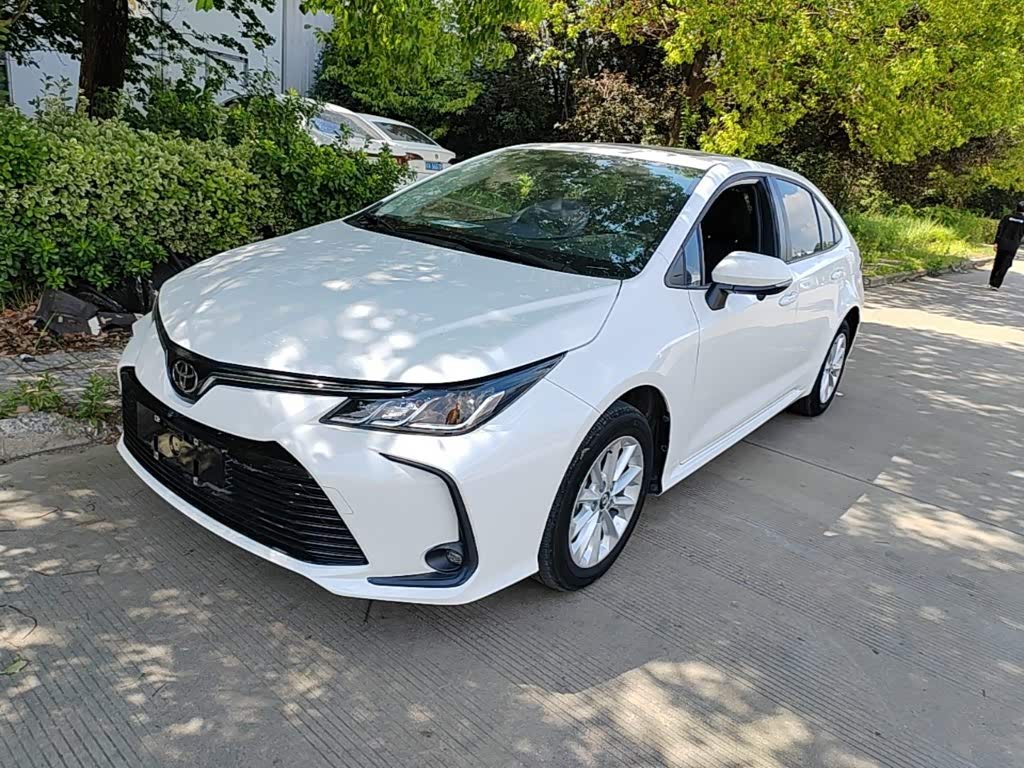 Toyota Corolla 1.2 л 2023 г. Белый, пробег 26600 км