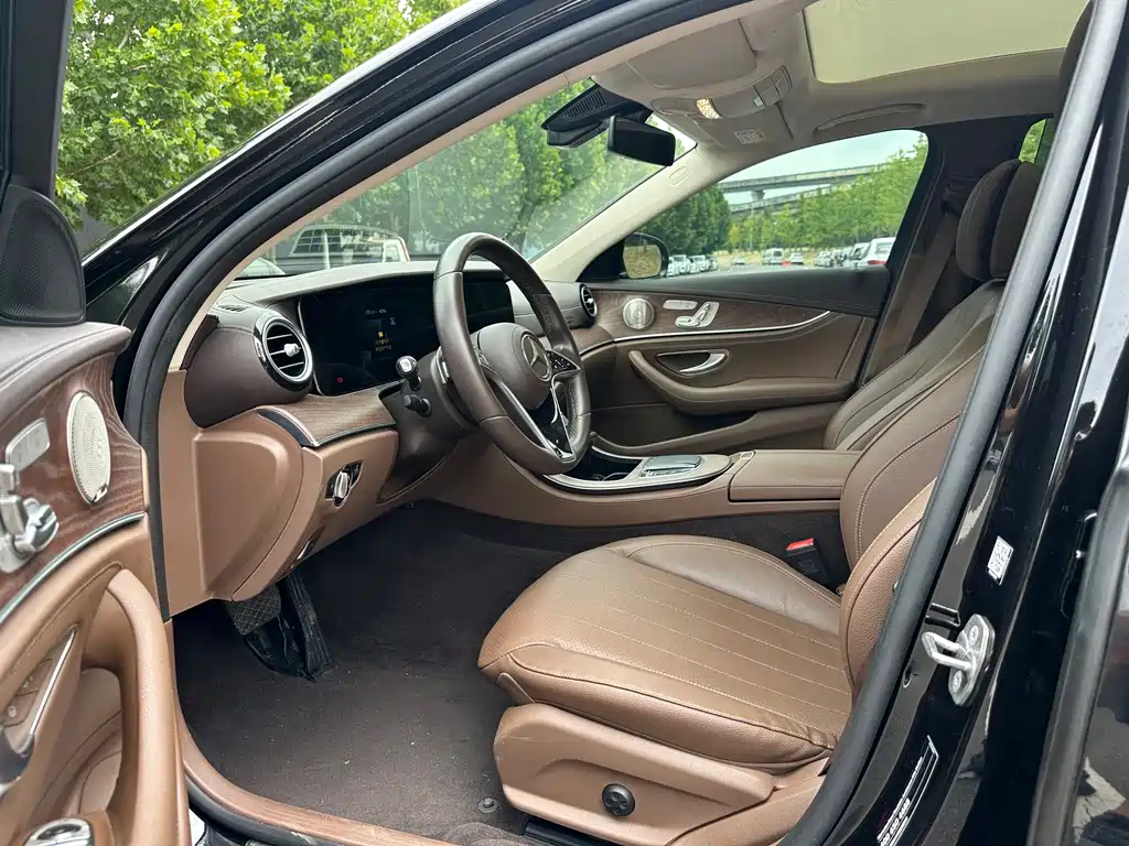 Mercedes-Benz E-Class — миниатюра 8
