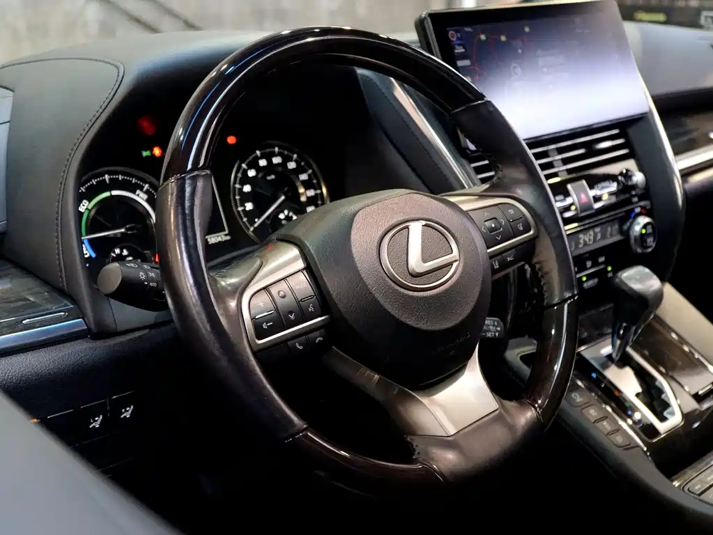 LEXUS LM