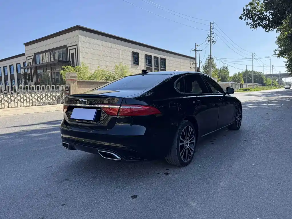 Jaguar XFL — миниатюра 7