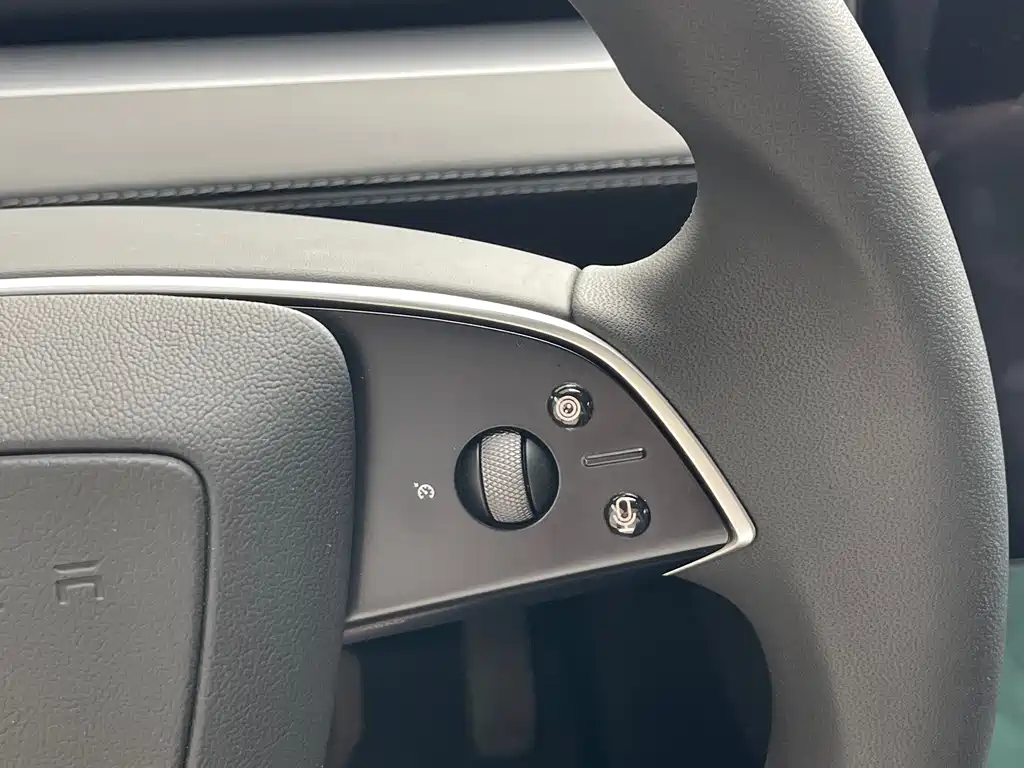 Tesla Model Y L — миниатюра 18