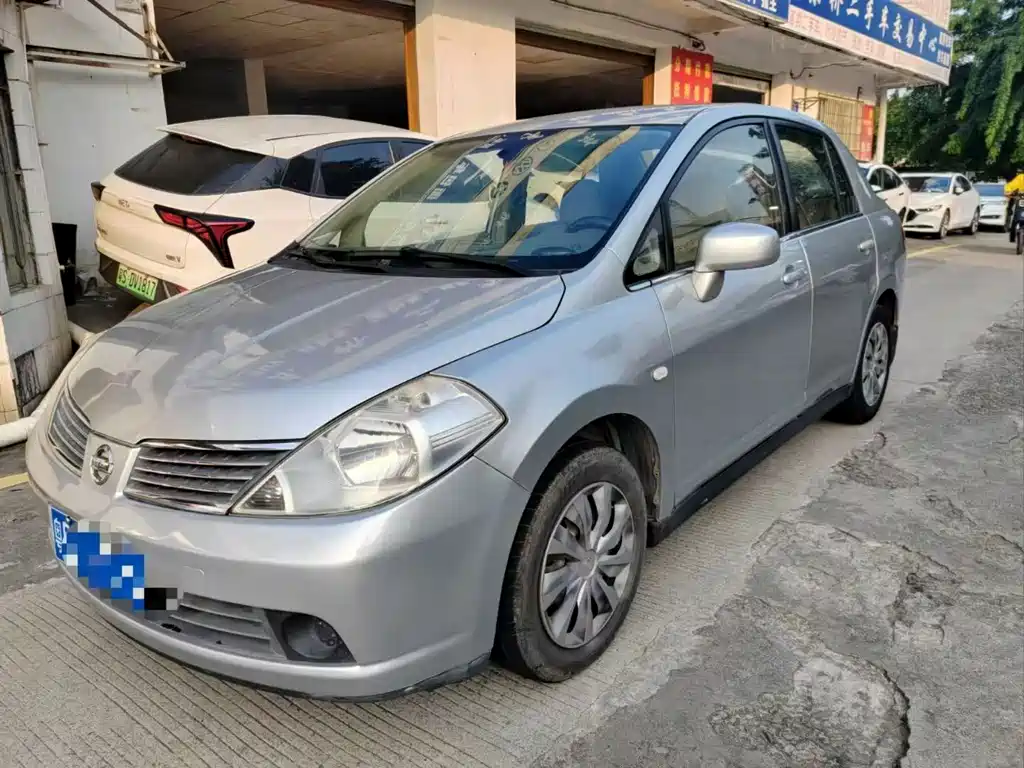 Nissan Tiida 2005