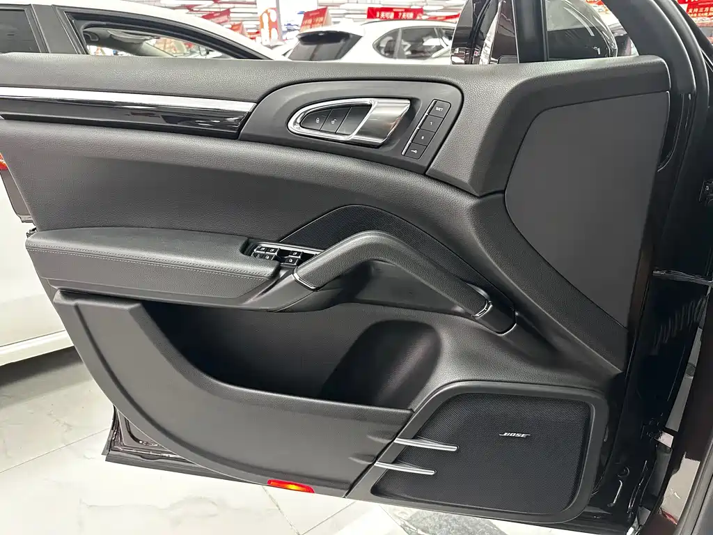 Porsche Cayenne — миниатюра 24
