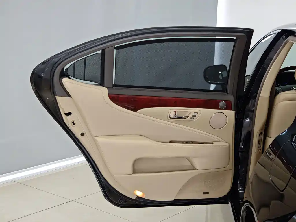 Lexus LS — миниатюра 12