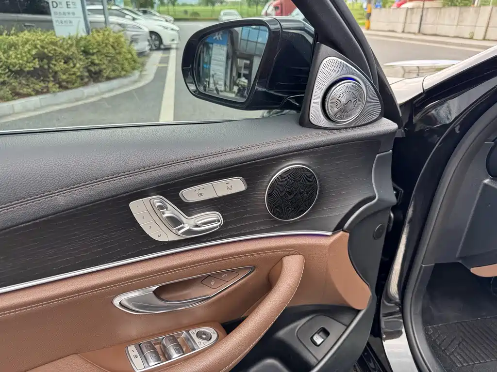 Mercedes-Benz E-Class — миниатюра 5