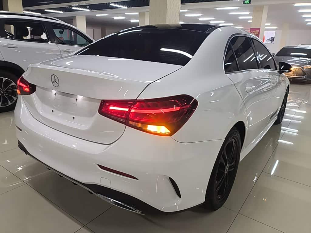 Mercedes-Benz A-Class 1.3 л 2021 г. Белый, пробег 42400 км