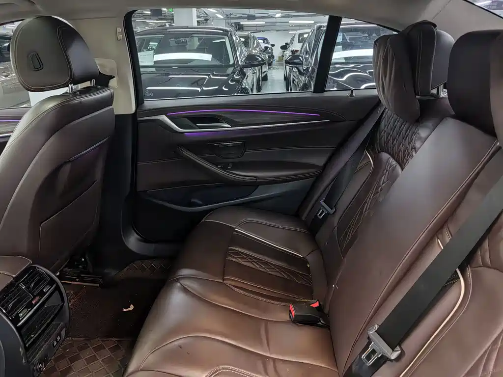 BMW 5 Series — миниатюра 10