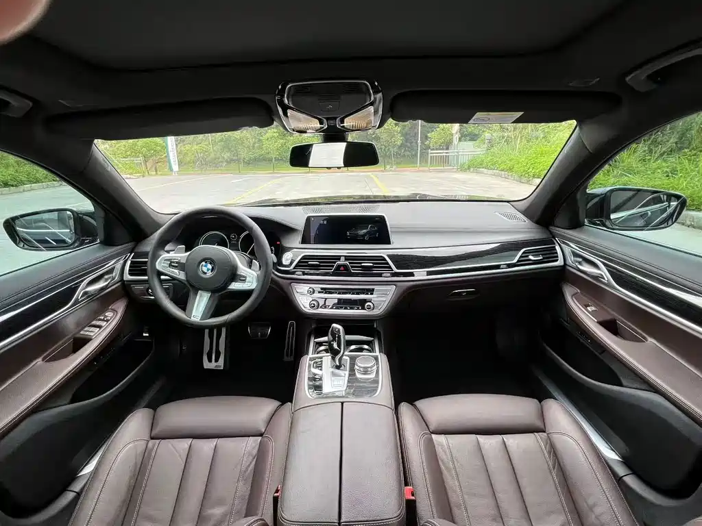 BMW 7 Series — миниатюра 8