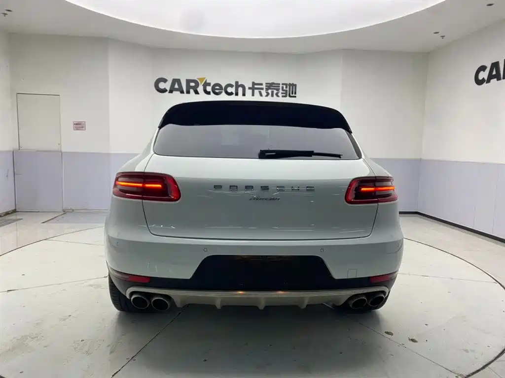 PORSCHE MACAN
