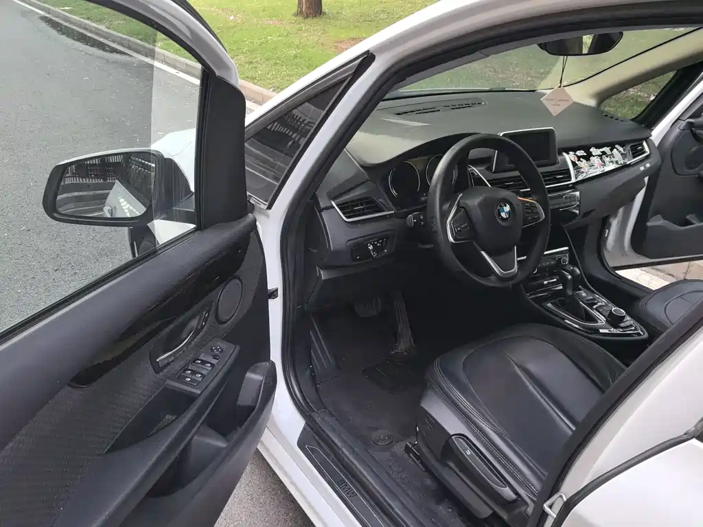 BMW 2 Series Active Tourer — миниатюра 3