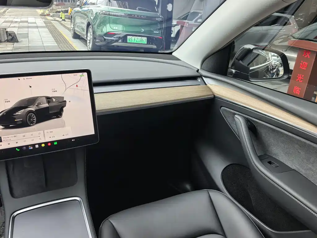 Tesla Model Y — миниатюра 15