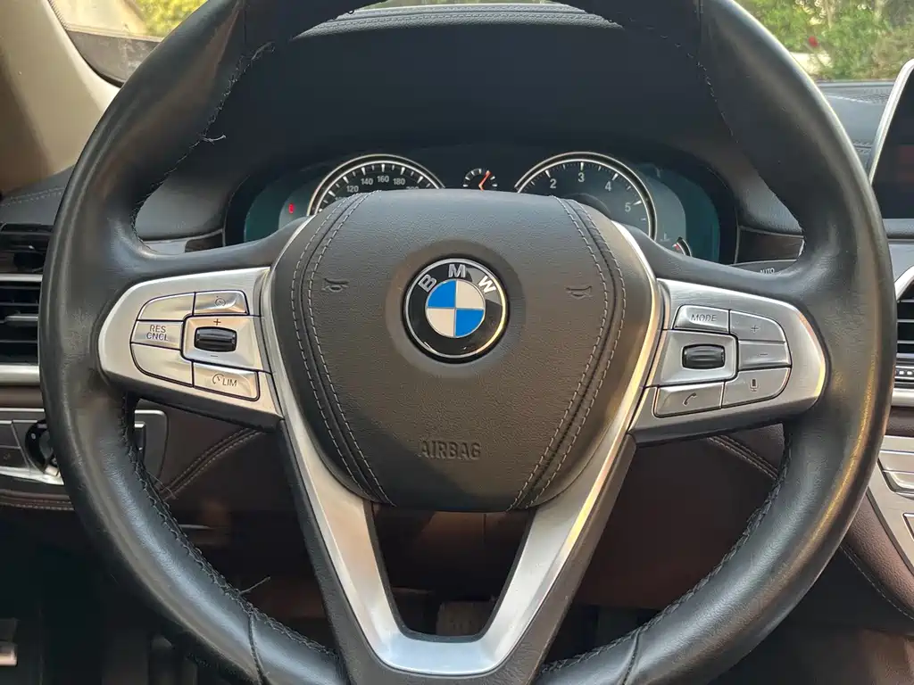 BMW 7 Series — миниатюра 8