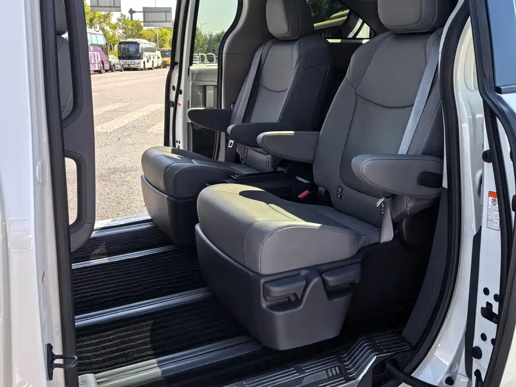 Toyota Granvia — миниатюра 6