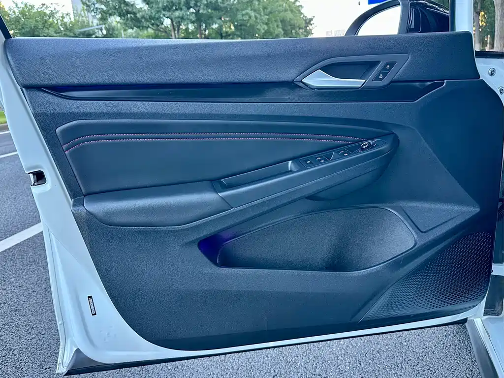 Volkswagen Golf GTI — миниатюра 12