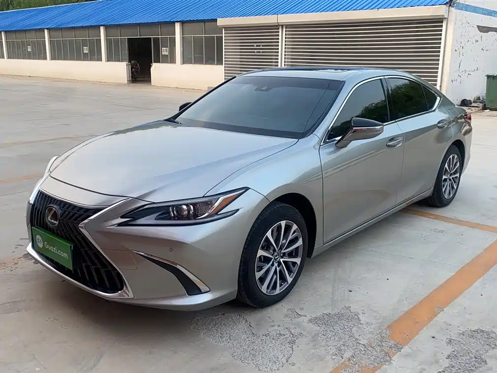 Lexus ES 2024