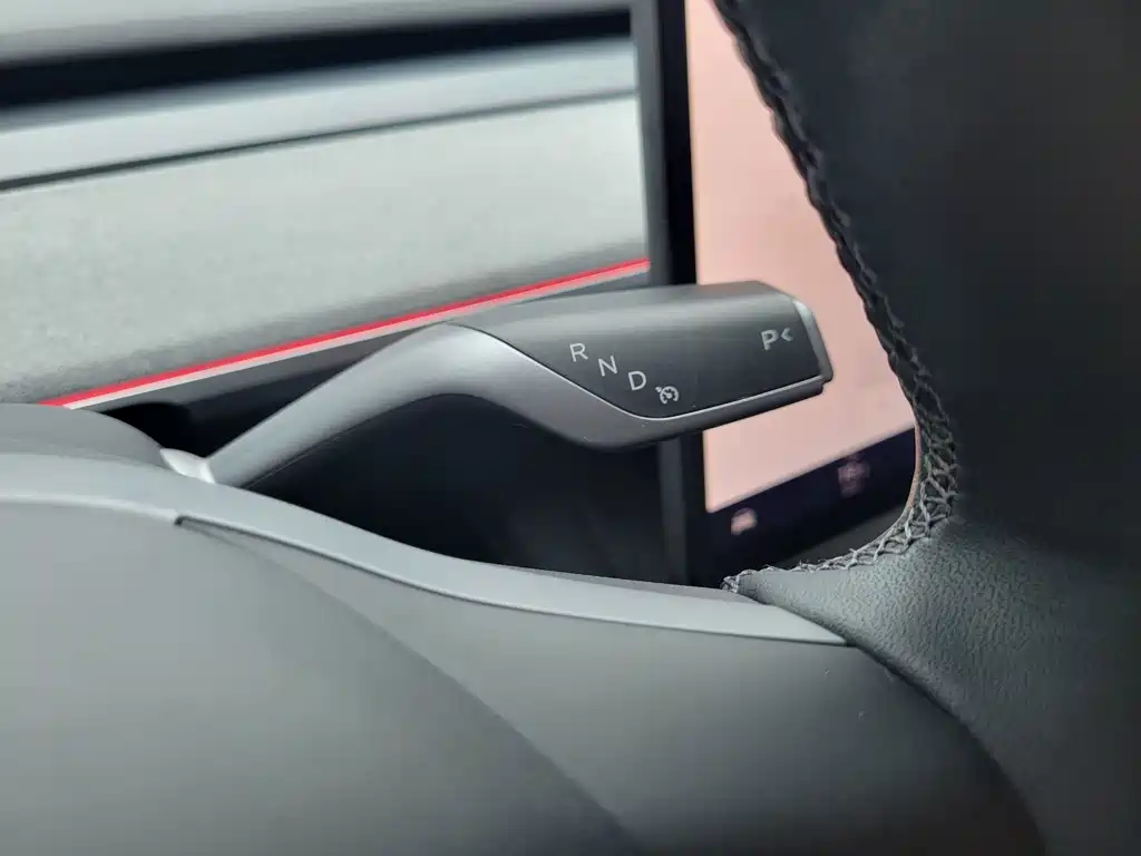 Tesla Model Y — миниатюра 20